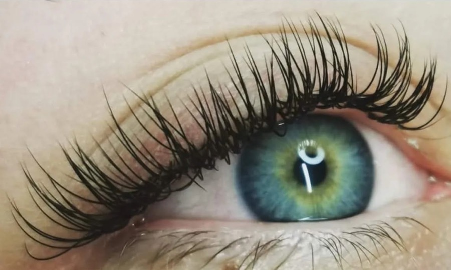 Œil bleu-vert après une pose complète d'extensions de cils cil à cil