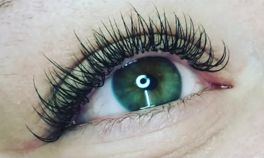 Œil vert après une pose semi-complète d'extensions de cils cil à cil