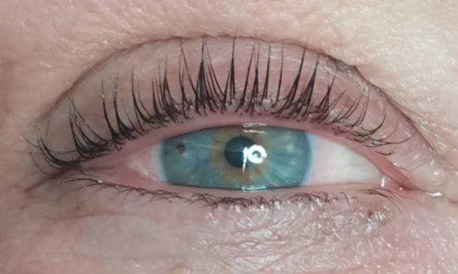 Œil bleu aux cils recourbés après un rehaussement de cils