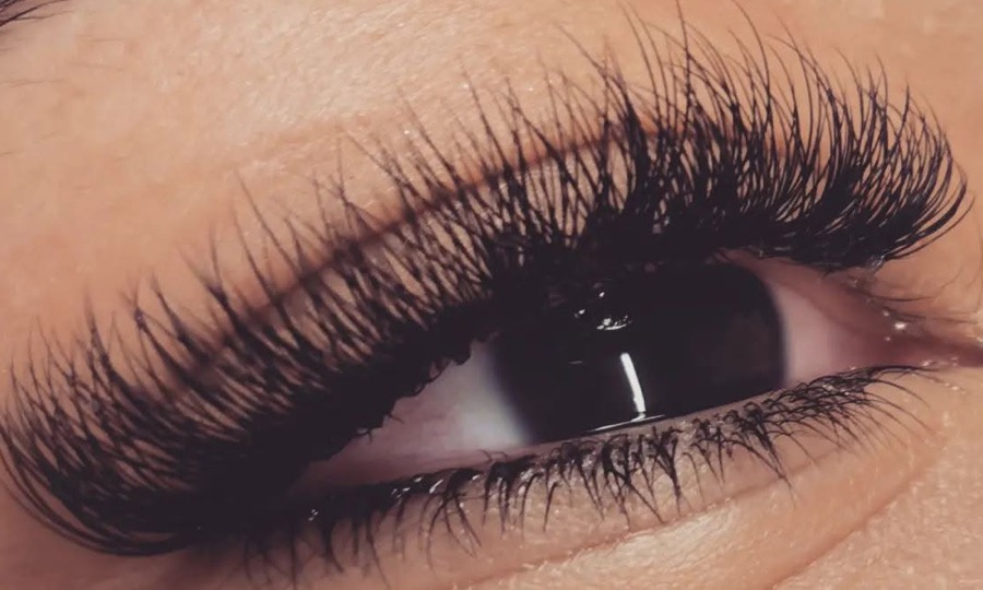 Œil foncé après une pose d'extensions de cils volume russe, cils denses