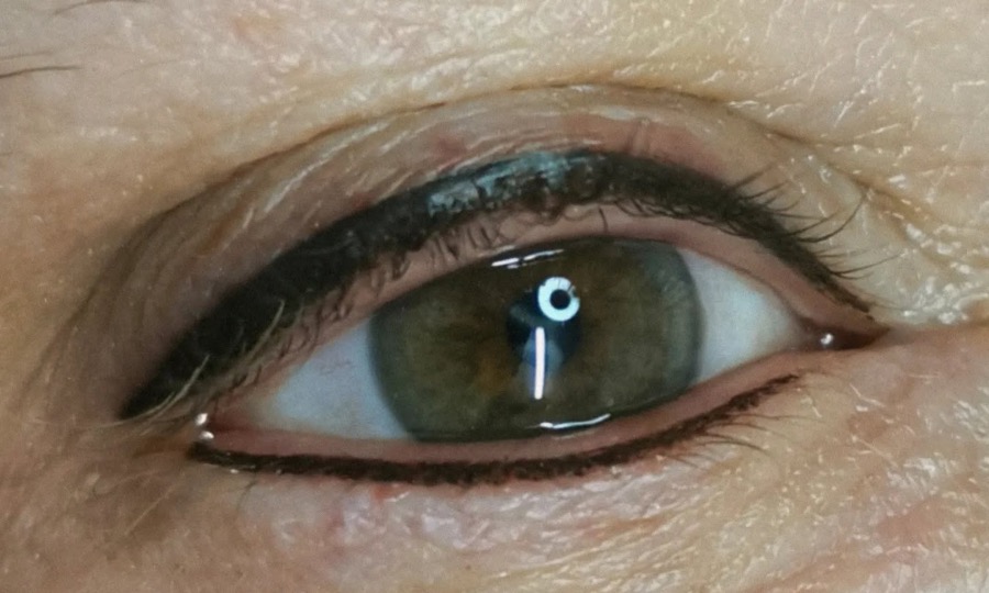 Œil vert souligné d'un eye-liner permanent en haut et en bas