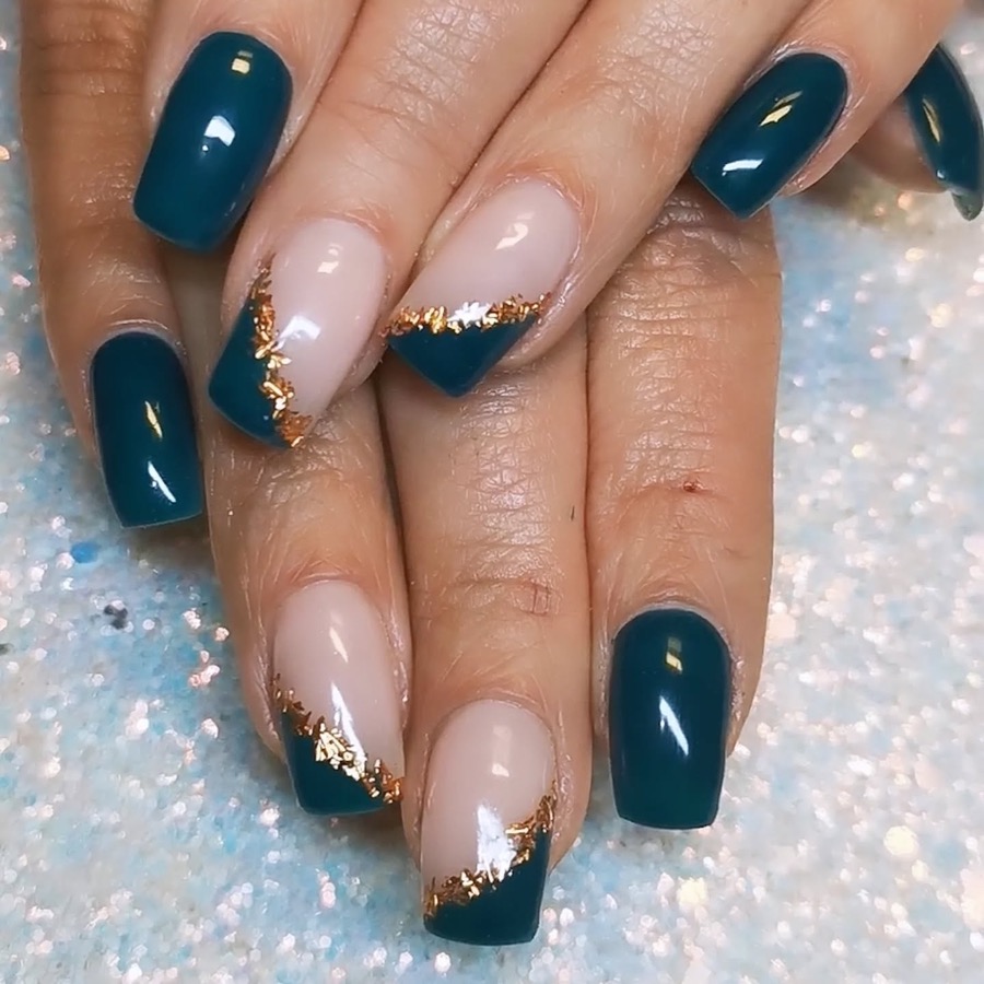 Ongles bleu canard et ongles nude à french asymétrique bordée de feuille d'or
