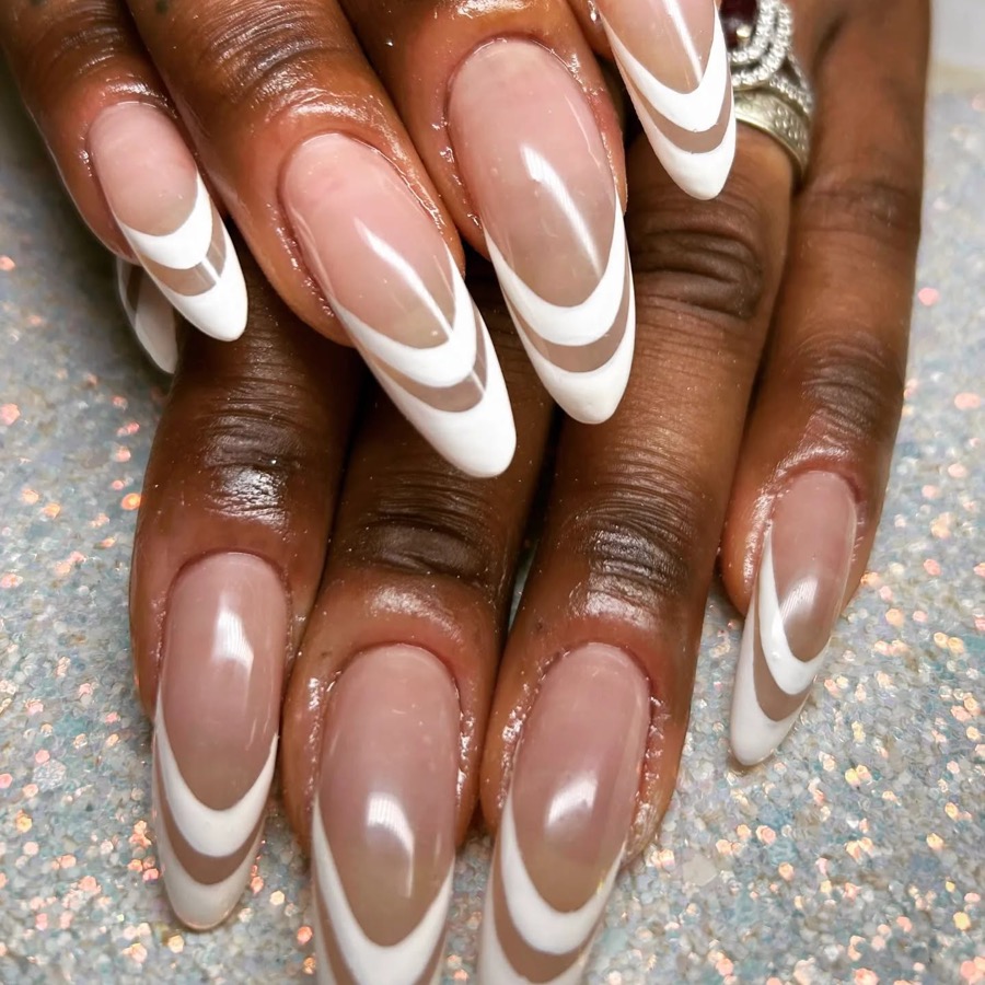 Ongles longs en stiletto à double french blanche