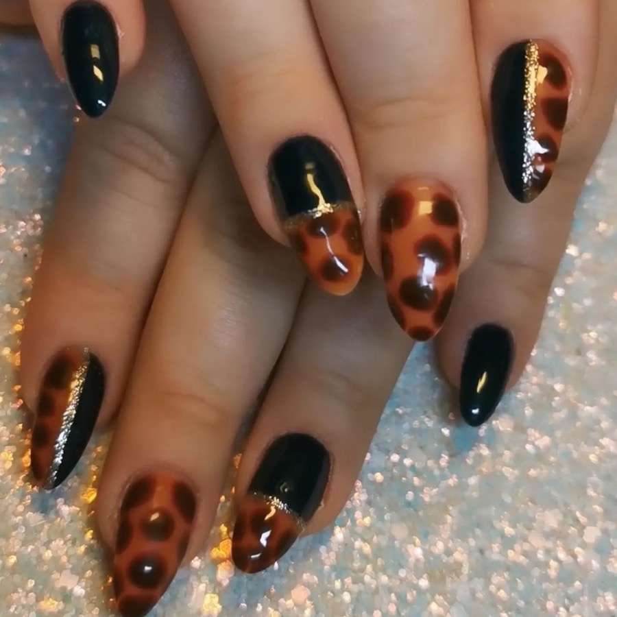 Ongles en amande noirs et effet écaille de tortue, avec un liseré doré