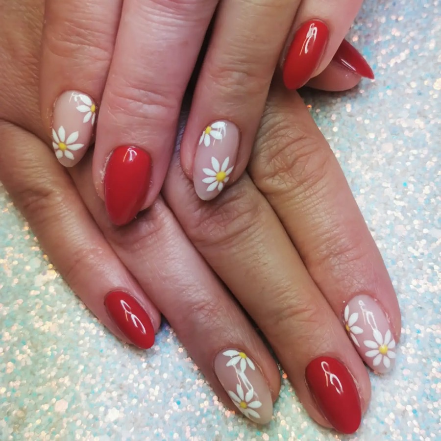 Ongles rouges et ongles nude décorés de marguerites peintes