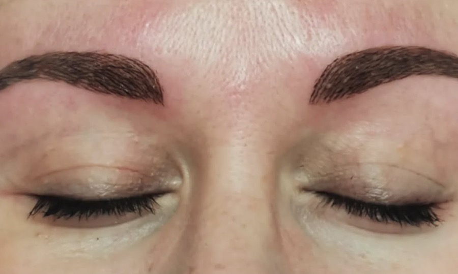 Deux sourcils redessinés en microblading, yeux fermés